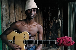 Bildquelle/Source: http://www.kalamu.com/bol/wp-content/content/images/keziah%20jones%2002.jpg