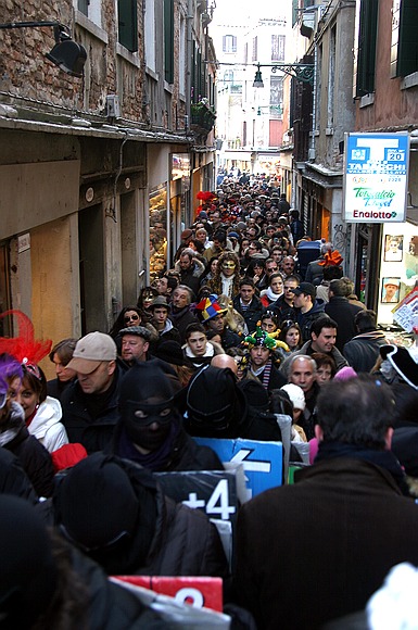 Review: Karneval im Betonbunker. Oasis live in Treviso.  