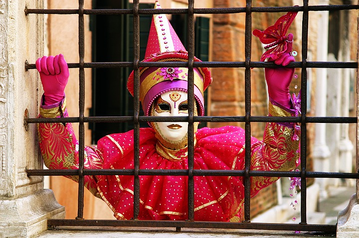 Review: Karneval im Betonbunker. Oasis live in Treviso.  