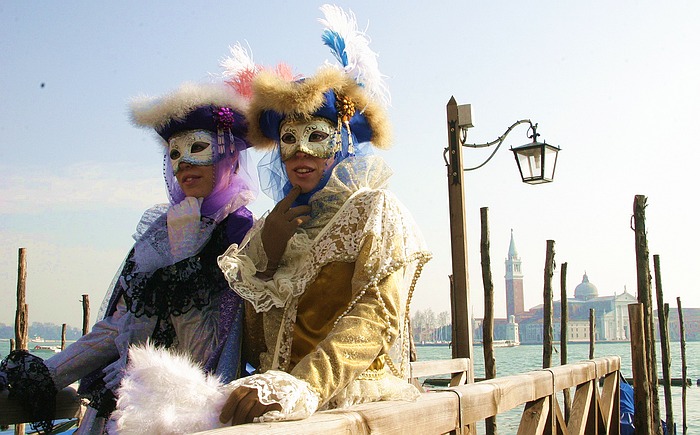 Review: Karneval im Betonbunker. Oasis live in Treviso.  