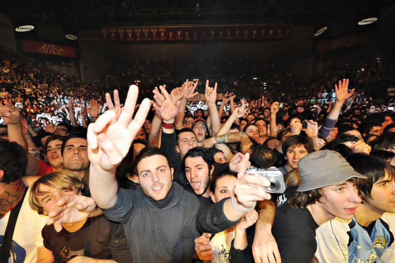 Review: Karneval im Betonbunker. Oasis live in Treviso.  