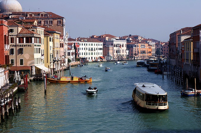 Review: Karneval im Betonbunker. Oasis live in Treviso.  