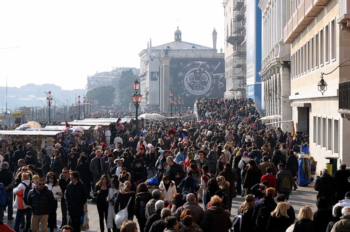 Review: Karneval im Betonbunker. Oasis live in Treviso.  