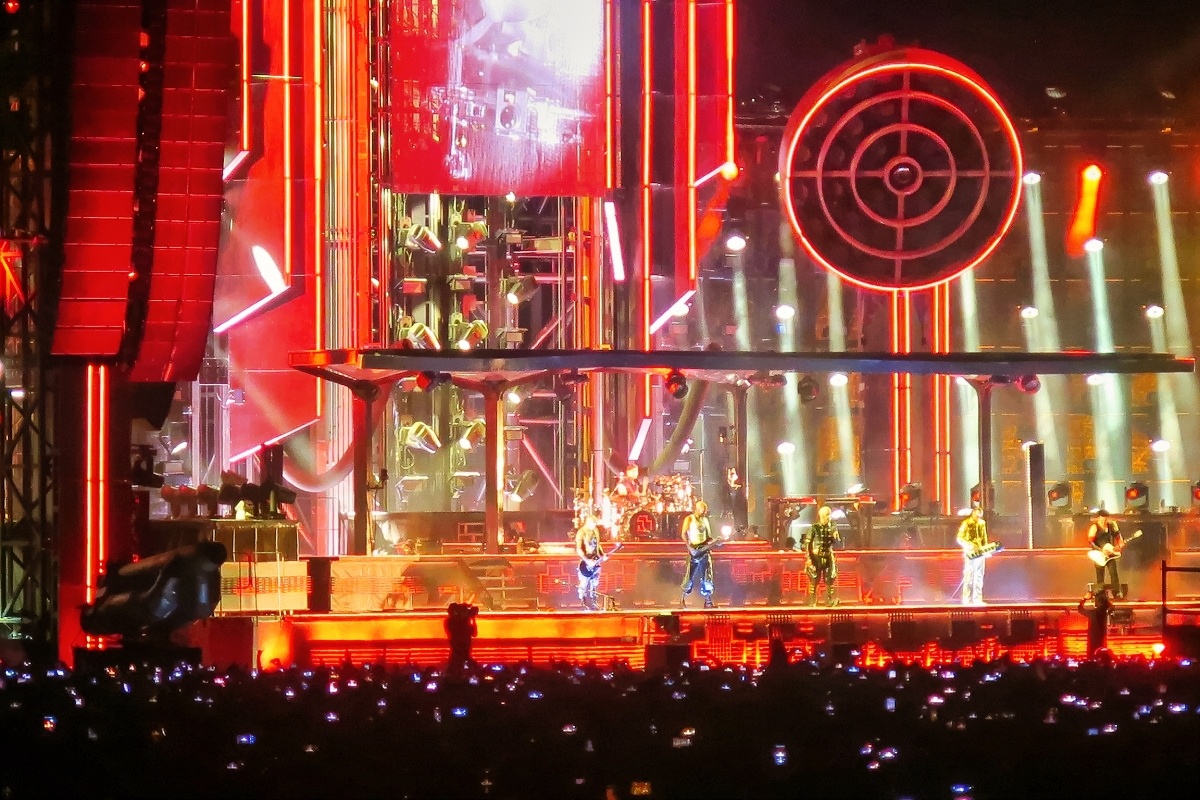 Review: 122.000 Rammstein Fans beim Tourauftakt in Prag. Ein Spektakel aus Feuer, Musik und Emotionen  Rammstein