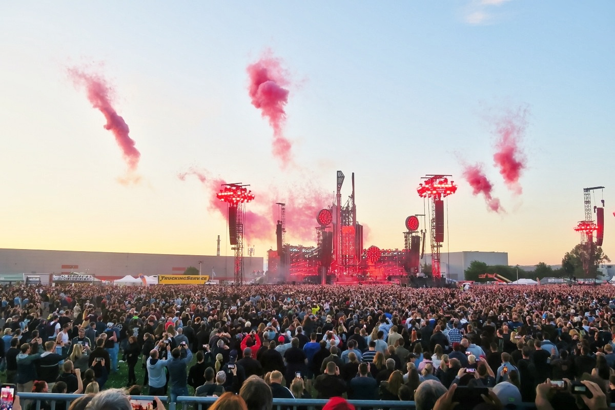 Review: 122.000 Rammstein Fans beim Tourauftakt in Prag. Ein Spektakel aus Feuer, Musik und Emotionen  