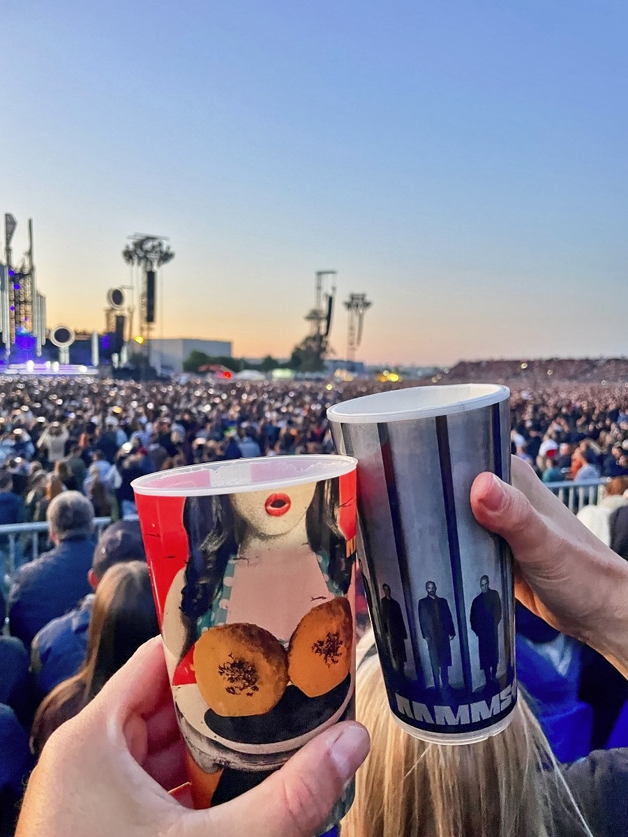 Review: 122.000 Rammstein Fans beim Tourauftakt in Prag. Ein Spektakel aus Feuer, Musik und Emotionen  