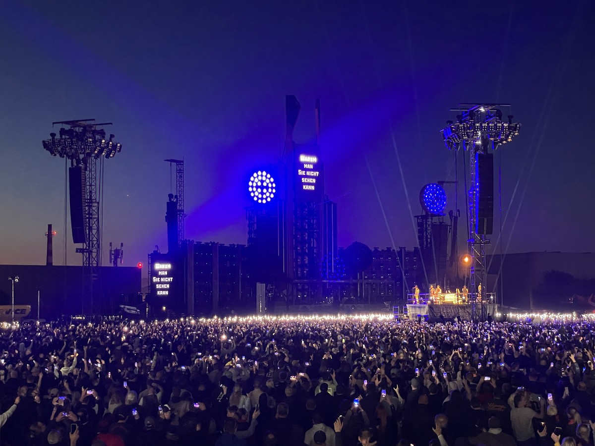 Review: 122.000 Rammstein Fans beim Tourauftakt in Prag. Ein Spektakel aus Feuer, Musik und Emotionen  
