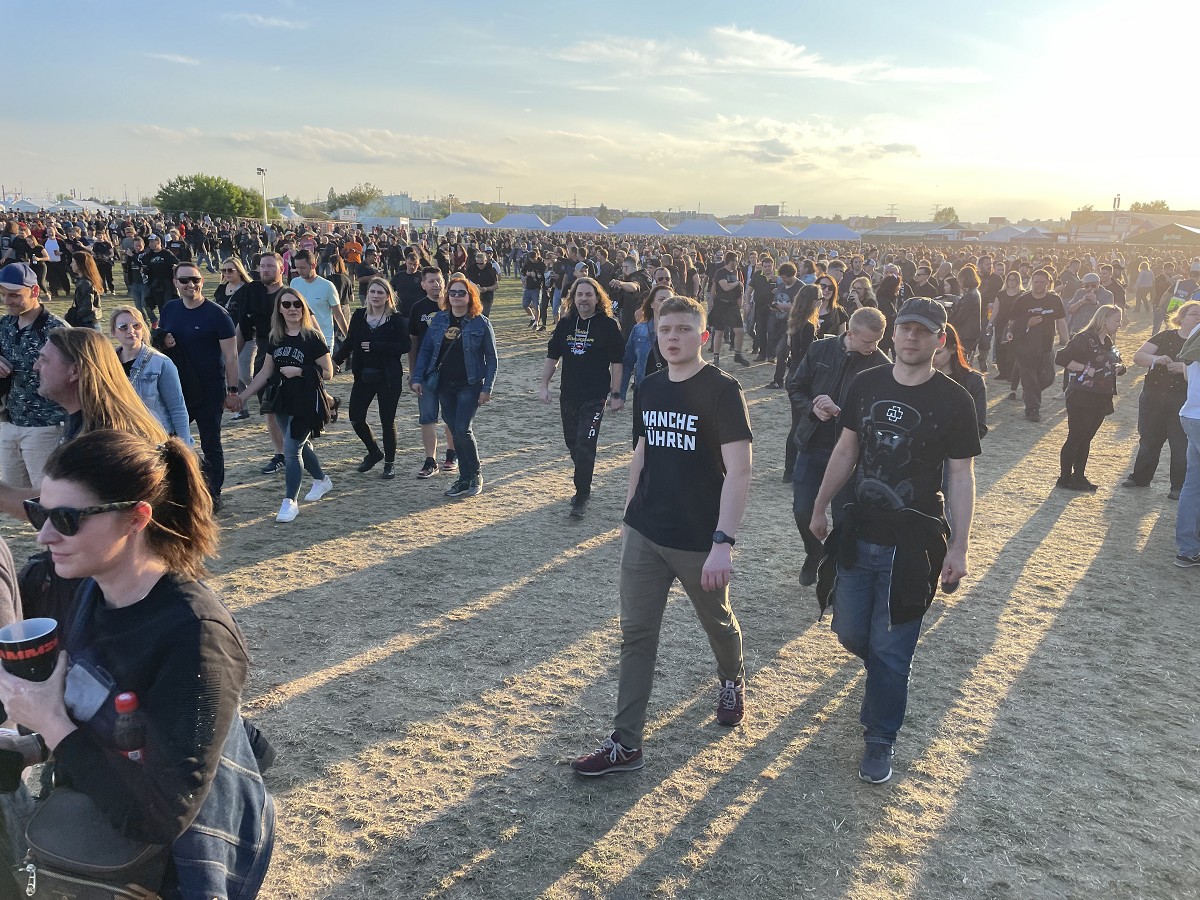 Review: 122.000 Rammstein Fans beim Tourauftakt in Prag. Ein Spektakel aus Feuer, Musik und Emotionen  