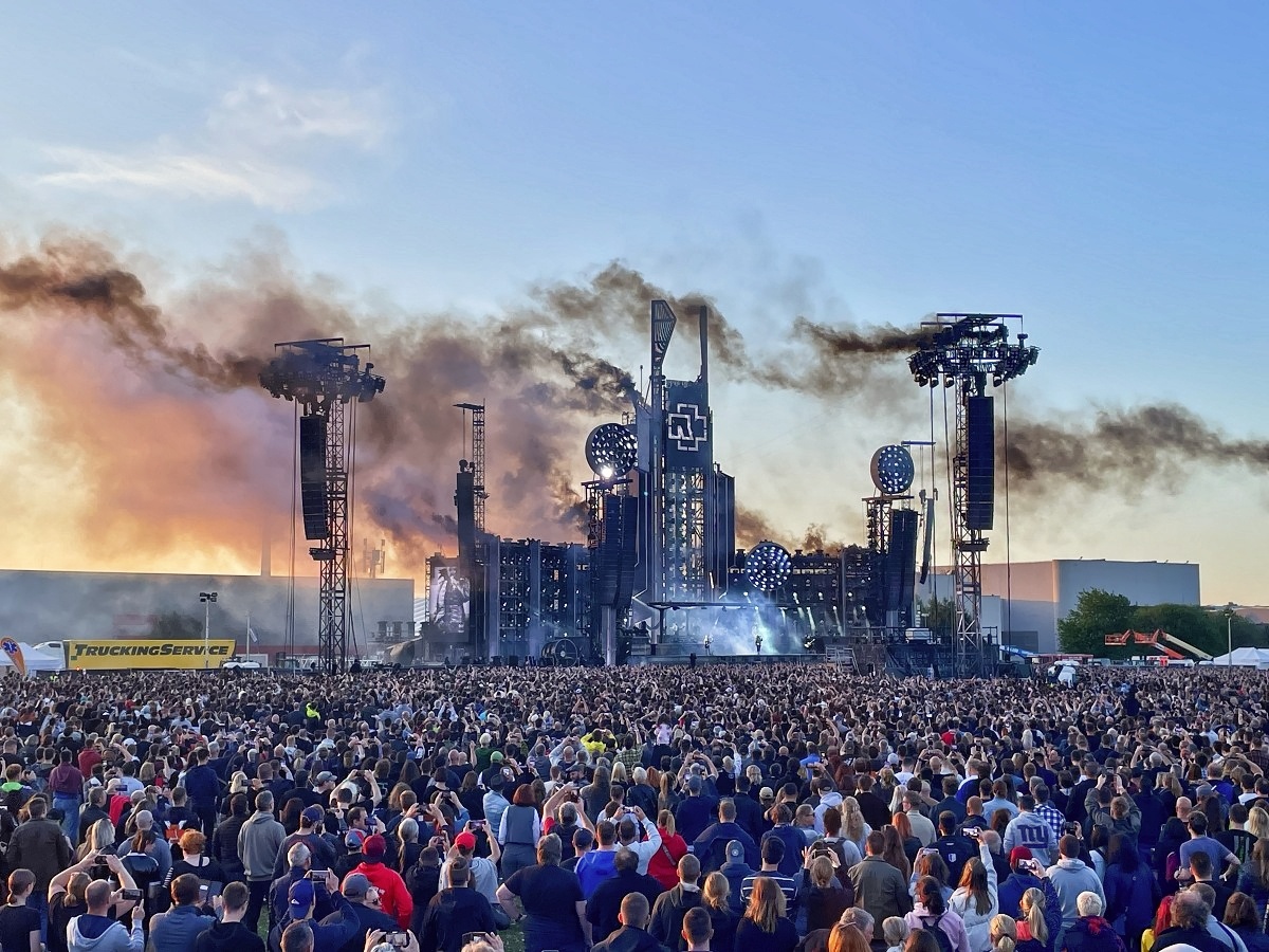 Review: 122.000 Rammstein Fans beim Tourauftakt in Prag. Ein Spektakel aus Feuer, Musik und Emotionen  