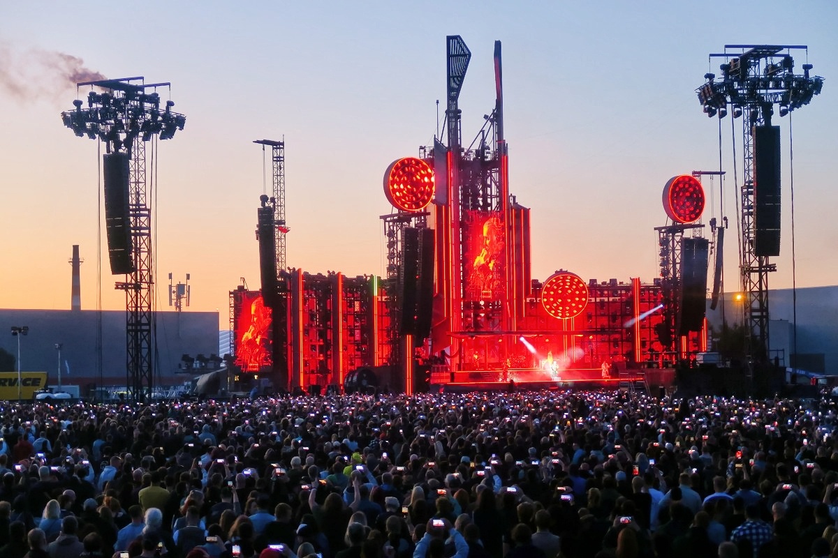 Review: 122.000 Rammstein Fans beim Tourauftakt in Prag. Ein Spektakel aus Feuer, Musik und Emotionen  