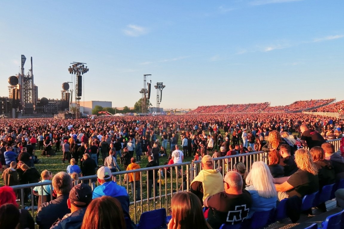Review: 122.000 Rammstein Fans beim Tourauftakt in Prag. Ein Spektakel aus Feuer, Musik und Emotionen  