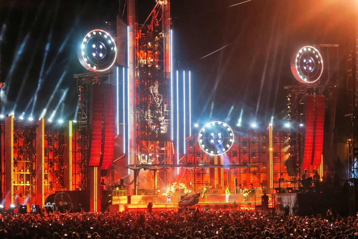 Review: 122.000 Rammstein Fans beim Tourauftakt in Prag. Ein Spektakel aus Feuer, Musik und Emotionen  