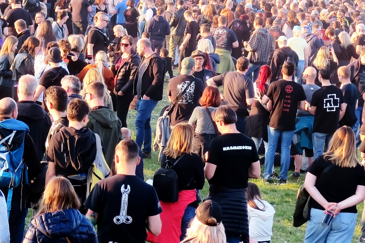 Review: 122.000 Rammstein Fans beim Tourauftakt in Prag. Ein Spektakel aus Feuer, Musik und Emotionen  