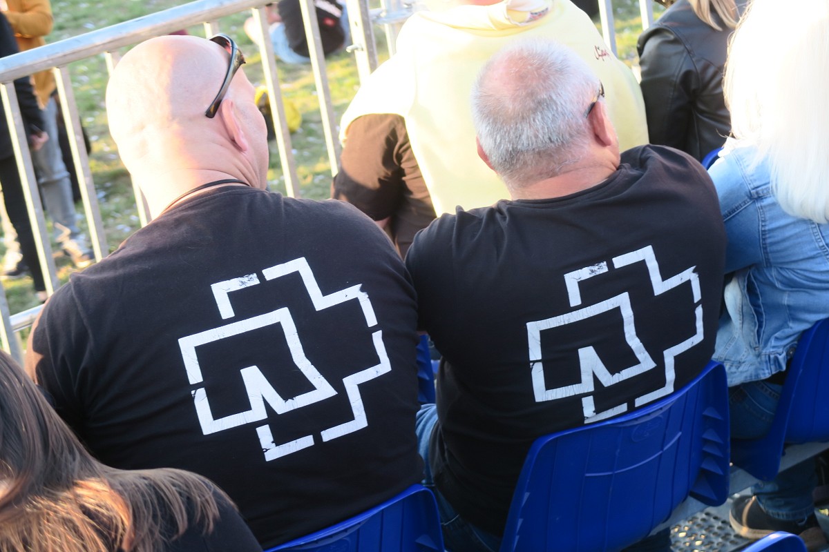 Review: 122.000 Rammstein Fans beim Tourauftakt in Prag. Ein Spektakel aus Feuer, Musik und Emotionen  