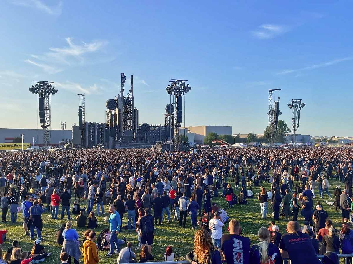 Review: 122.000 Rammstein Fans beim Tourauftakt in Prag. Ein Spektakel aus Feuer, Musik und Emotionen  