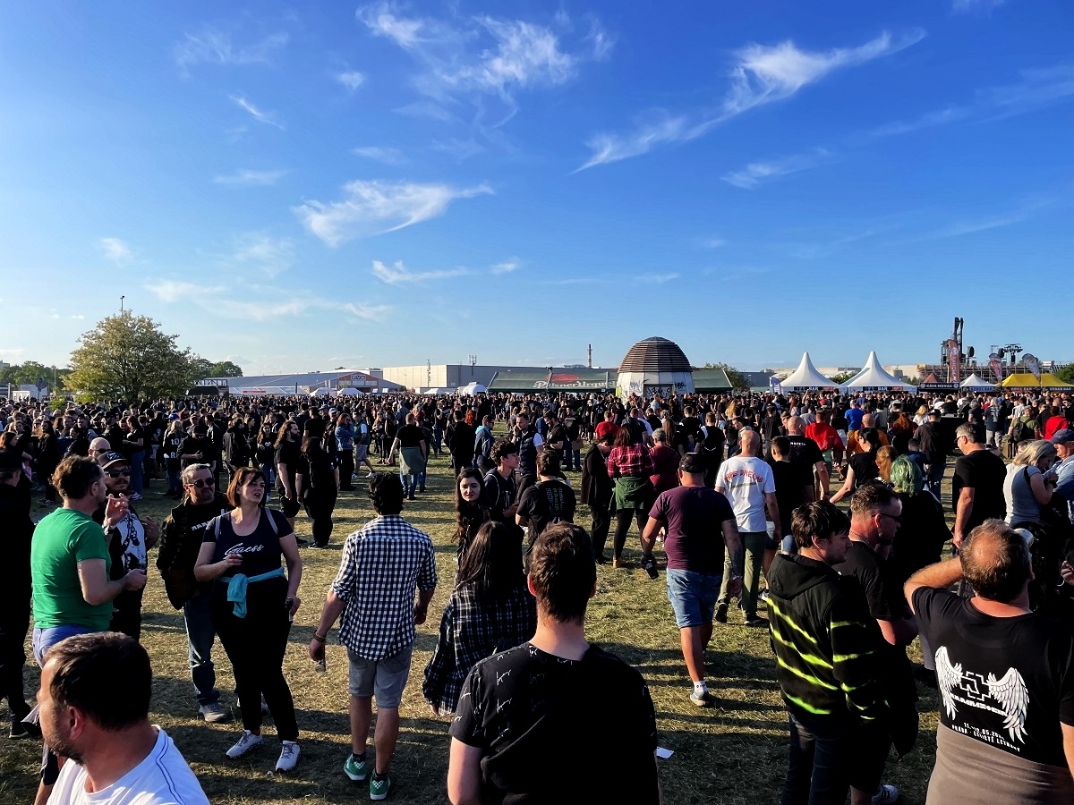 Review: 122.000 Rammstein Fans beim Tourauftakt in Prag. Ein Spektakel aus Feuer, Musik und Emotionen  