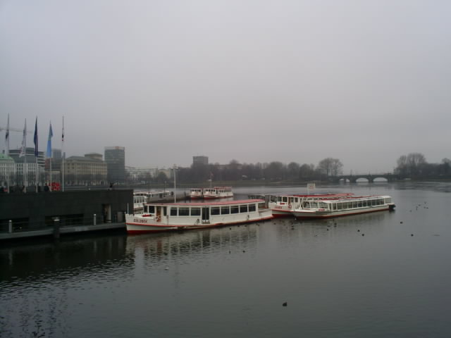 Review: Lacklustre Oasis to bring some rock routine to Vienna  