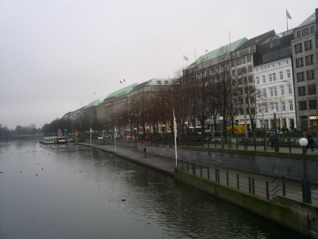 Review: Lacklustre Oasis to bring some rock routine to Vienna  