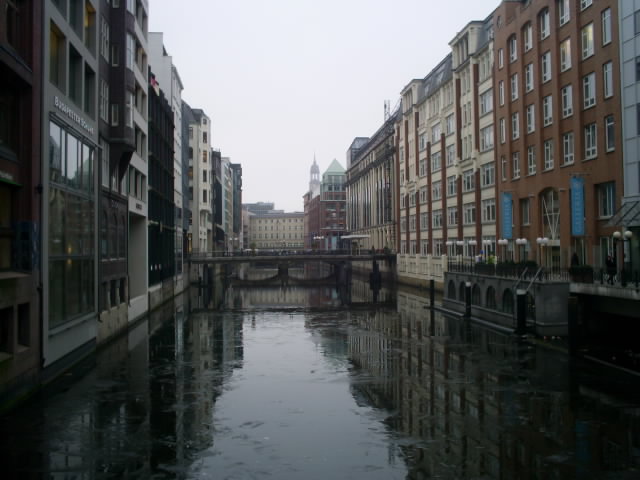 Review: Lacklustre Oasis to bring some rock routine to Vienna  