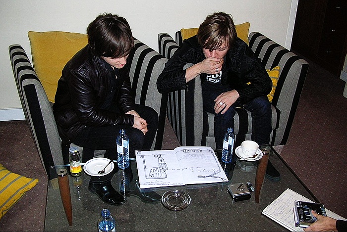 Review: "One secret for you: We are more nerds than you think" - Mando Diao im Interview Mando Diao admire a Fans handiwork 